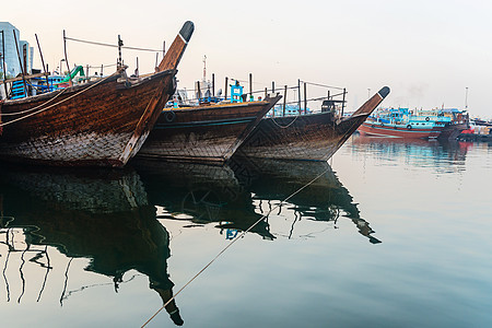 传统阿拉伯三角帆船木制船只图片