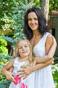 母亲和女儿穿白衣蓝色童年女士头发白色女性女学生孩子女孩家庭图片