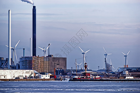 海港的发电厂和垂直轴风力涡轮机图片