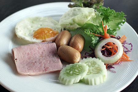 早餐餐香肠盘子油炸果汁蛋黄餐厅蔬菜沙拉面包食物图片