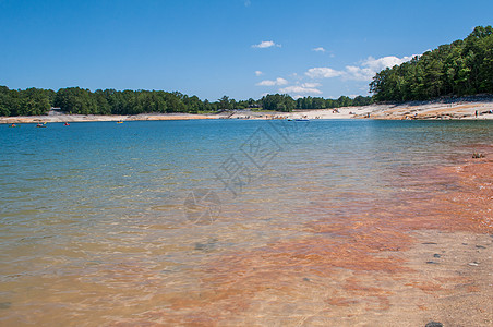 美丽的山湖沿岸 在阳光明媚的日子森林环境湖泊高山水库风景海岸线假期松树娱乐图片