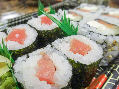 寿司配有鲑鱼和鳄梨卷美味海鲜餐厅午餐海藻美食食物黄瓜盘子鱼片图片