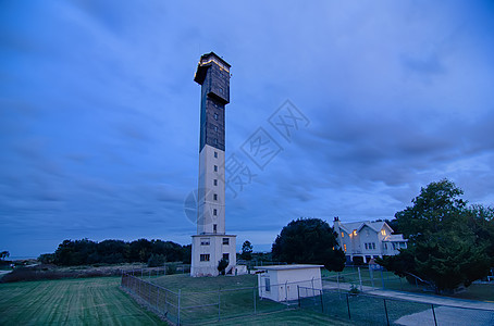 Charleston灯塔 晚上位于沙利文岛渠道建筑建筑学海滩旅行港口历史性建筑物天线背景图片