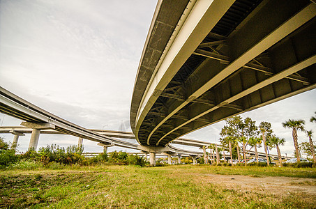 高高速公路公路和支柱阳光工程场景柱子运输建筑学晴天立交桥城市基础设施图片