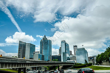 高速公路上的亚特兰大天线视图图片