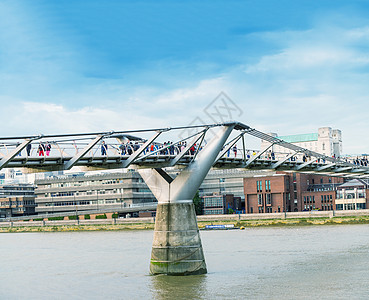 伦敦-泰晤士河上的千年桥图片