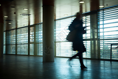 商业人士步行城市运动速度办公室人行道女性成人男人套装商务图片