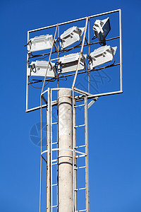 蓝色天空的亮光聚光灯运动灯笼电气玻璃反光板灯柱棒球操场足球图片