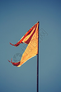 在微风中悬挂橙印度庙的旗帜橙子文化寺庙建筑学图片