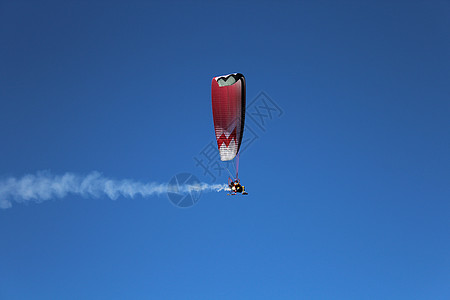 帕拉博者展览飞行员空气速度车辆乐趣车轮蓝色假期天空活动图片