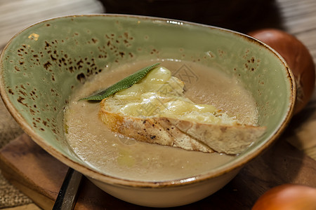 法国洋葱免费汤浇头盘子勺子午餐美食起动机烤箱烹饪香菜食物图片