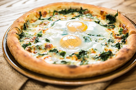 玛格丽塔披萨和鸡蛋胡椒美食面团蛋黄垃圾熏肉面包蔬菜午餐早餐图片