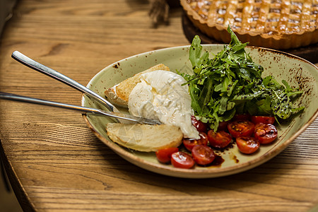 伯拉塔马扎里拉奶酪反射午餐早餐奶制品食物盘子牛奶黄油产品乡村背景图片