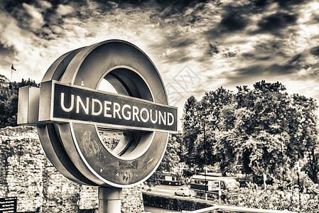 伦敦  2013年9月28日 街上的地铁标志管子车站地标红色城市旅行首都火车运输场景图片