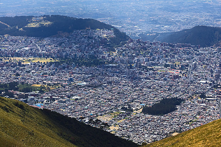 厄瓜多尔基多上空浏览森林高原远景公园建筑城市山顶风景水平爬坡图片