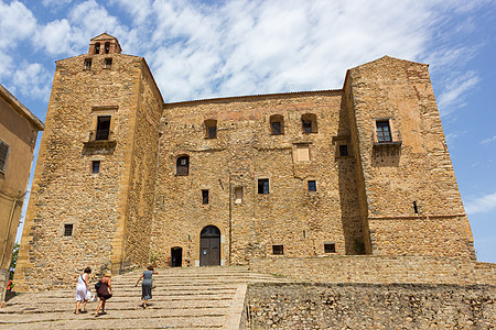 西西里Castelbuono的Ventimiglia家族城堡入口石头建筑天空旅行城市全景博物馆遗产建筑学图片