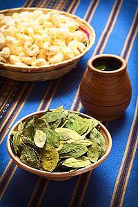 干古柯叶和茶杯子叶子食物草本植物伴侣输液拉丁绿色饮料黏土图片