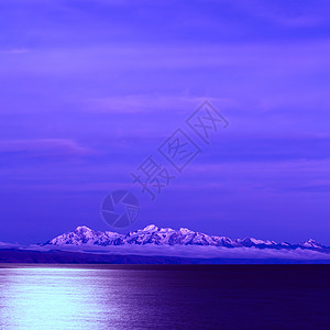 平月的喀喀湖和安第斯山脉溶胶吸引力反射旅行月光太阳时间天空旅游游客图片