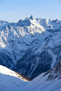 冬季山区天空爬坡单板冰川岩石顶峰蓝色晴天全景滑雪图片