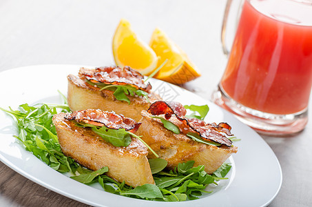 法式吐司加蜂蜜和培根盘子黄油沙拉红橙食物浆果糖浆面包焦糖美食图片