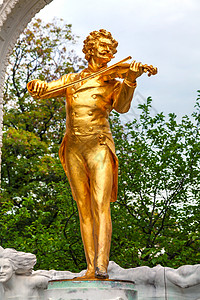 在维也纳Stadtpark的雕像小提琴建筑学城市音乐家雕塑地标公园作曲家纪念碑金子图片