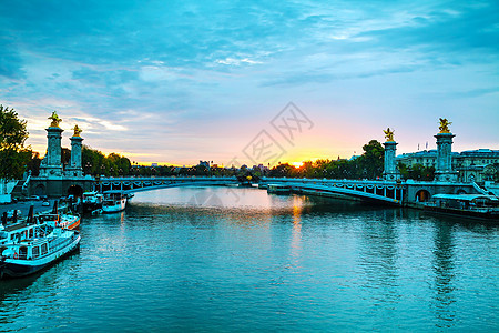 巴黎与亚历山大三世桥旅行地标日出建筑学城市历史性旅游雕像天空景观图片