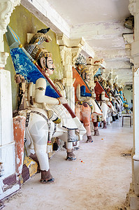 古老的石头弯曲着印度神和教女的雕塑旅游历史性游客花园皇家女神旅行岩石版税小路图片