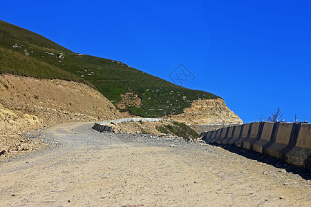 山区高速公路和地貌 北高加索旅行草地天空汽车季节运输全景天气速度蓝色驾驶图片