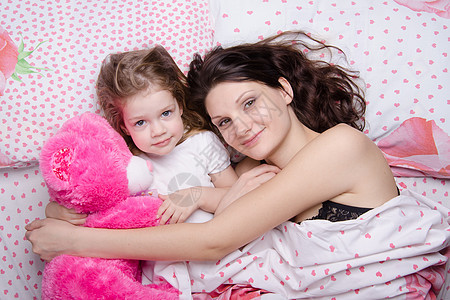 母亲和女儿躺在床上女孩童年幸福孩子们微笑父母婴儿枕头教育寝具图片