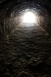 黑暗隧道尽头的光芒图片