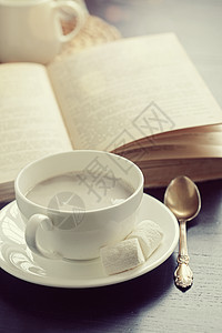 咖啡和书籍食物情绪饮料房子咖啡店杯子桌子场景可可拿铁图片