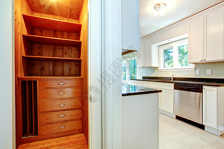 厨房室的木制衣柜图片