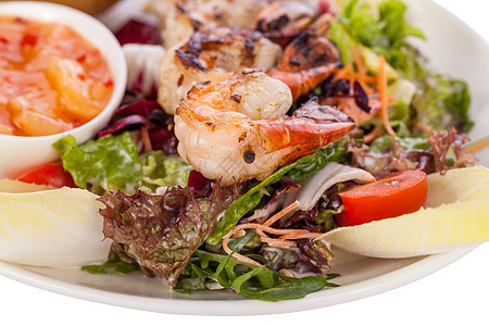 配有内生沙拉和夹皮土豆的大虾小吃美味盐水营养素食物蔬菜对虾饮食营养服务图片