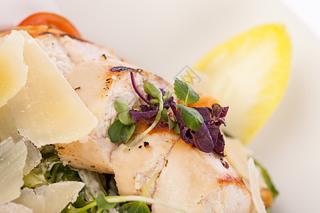 美味新鲜的caesar沙拉加烤鸡和干酪草本植物香菜鱼片敷料家禽叶子盘子午餐宏观餐厅图片