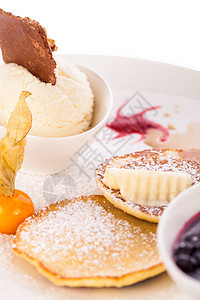 美味甜甜煎饼 香草冰淇淋和托普美食烹饪餐厅糖浆环境甜点服务奶油飞碟水果图片