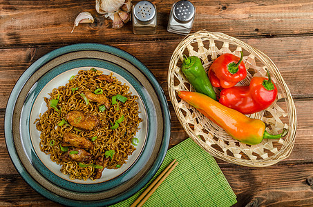 中国面条 鸡和洋葱蔬菜餐厅胡椒炒锅午餐油炸食物美食筷子大豆图片