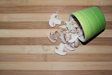 喷洒在桌上的蘑菇图片
