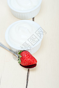 希腊有机酸奶和草莓木头薄荷牛奶小吃水果浆果旋转产品早餐奶制品图片