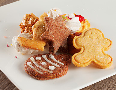 圣诞饼干棕色季节性雪花甜点红色装饰蛋糕小吃食物芳香图片