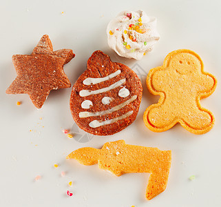 圣诞饼干食物甜点蛋糕棕色季节性雪花芳香小吃装饰红色图片