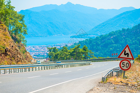 山山高速公路和转弯的一组标志图片