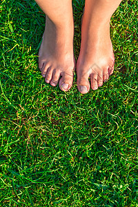 绿草坪上女性腿垂直图片图片