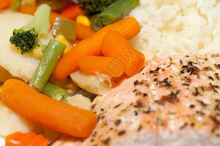 健康饮食 蔬菜鲑鱼和蔬菜牛扒美食午餐食物胡椒土豆鱼片盘子辣椒用餐图片