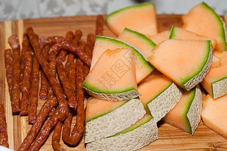 木板上干枯的香肠棒熏制食物猪肉厨房肥胖香肠早餐水果框架细绳图片