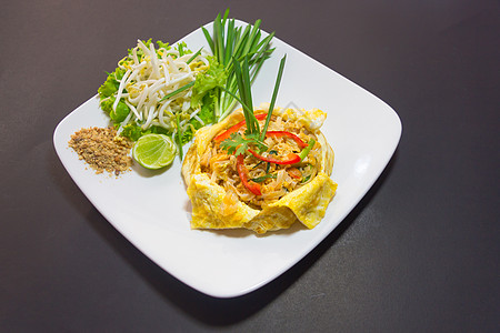 煎蛋卷中的泰式或黄茶洋葱油炸软垫辣椒饮食筷子盘子烹饪腰果坚果图片