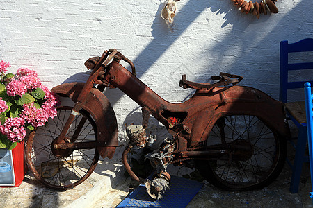 被生锈覆盖的旧摩托车不会失去魅力发动机金属自行车骑术力量风格驾驶车辆复古英语图片