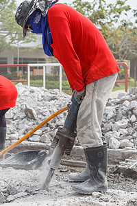 使用地面钻井水泥的工人建造工地工作钻孔工程机器地面钻头工业机械力量工具图片