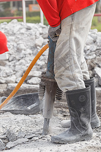 使用地面钻井水泥的工人建造工地工程钻头机器工业水泥工具力量地面工作机械图片