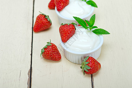 希腊有机酸奶和草莓水果乳制品薄荷叶子甜点味道奶油旋转饮食小吃图片