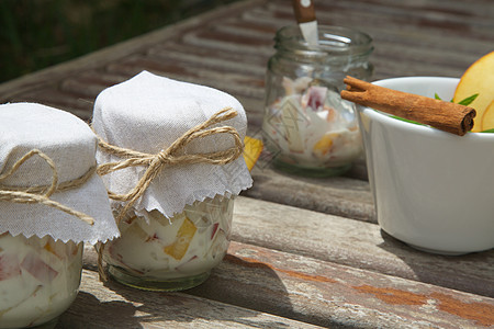 两杯自制酸奶 配着新鲜桃子蜂蜜表面早餐美味饮食薄荷叶免疫系统肠道桃片手工图片